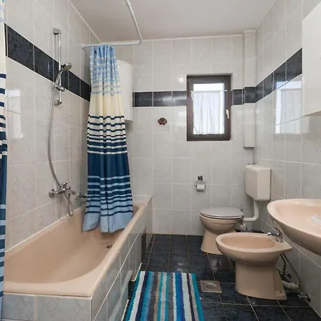Seaside Paola: 3-bedroom Garden Retreat Apartment