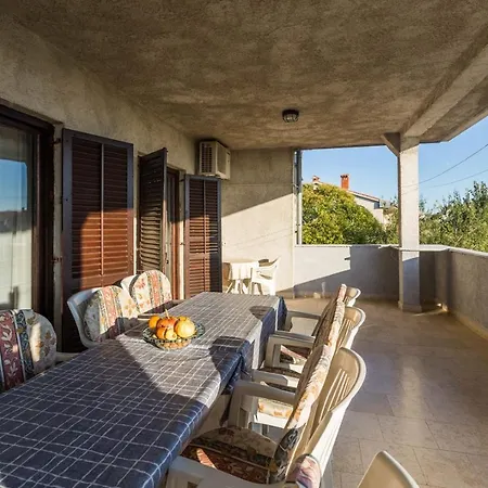 Seaside Paola: 3-bedroom Garden Retreat * Porec