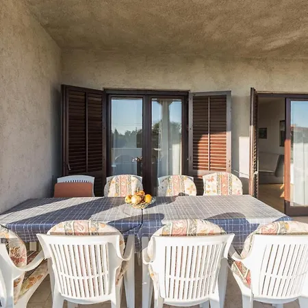 Seaside Paola: 3-bedroom Garden Retreat Apartment