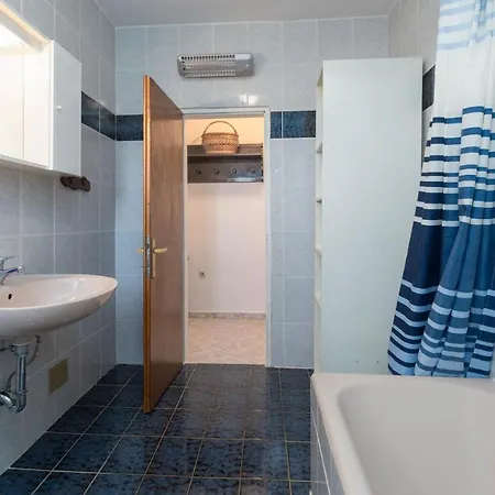 Apartment Seaside Paola: 3-bedroom Garden Retreat Porec