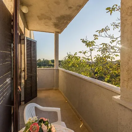 Seaside Paola: 3-bedroom Garden Retreat Porec