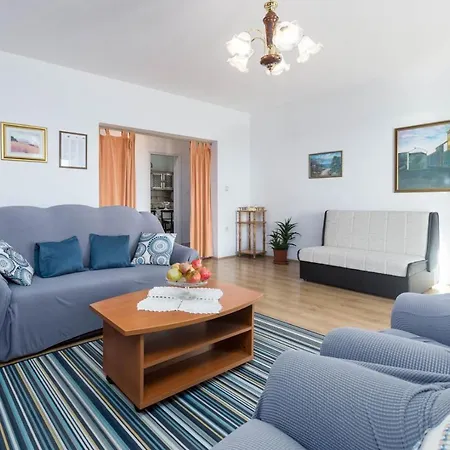 Seaside Paola: 3-bedroom Garden Retreat Apartment