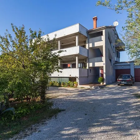 Seaside Paola: 3-bedroom Garden Retreat *
