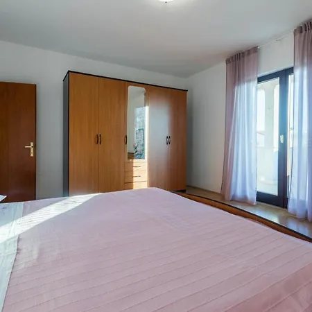 Seaside Paola: 3-bedroom Garden Retreat Apartment *