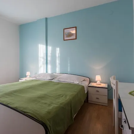 Seaside Paola: 3-bedroom Garden Retreat Apartment *