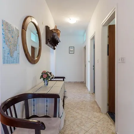 Apartment Seaside Paola: 3-bedroom Garden Retreat Porec