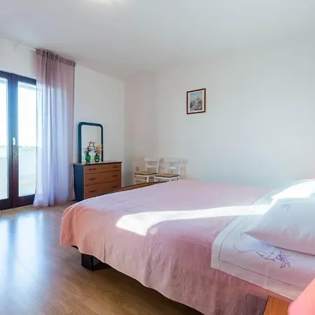 Seaside Paola: 3-bedroom Garden Retreat * Porec
